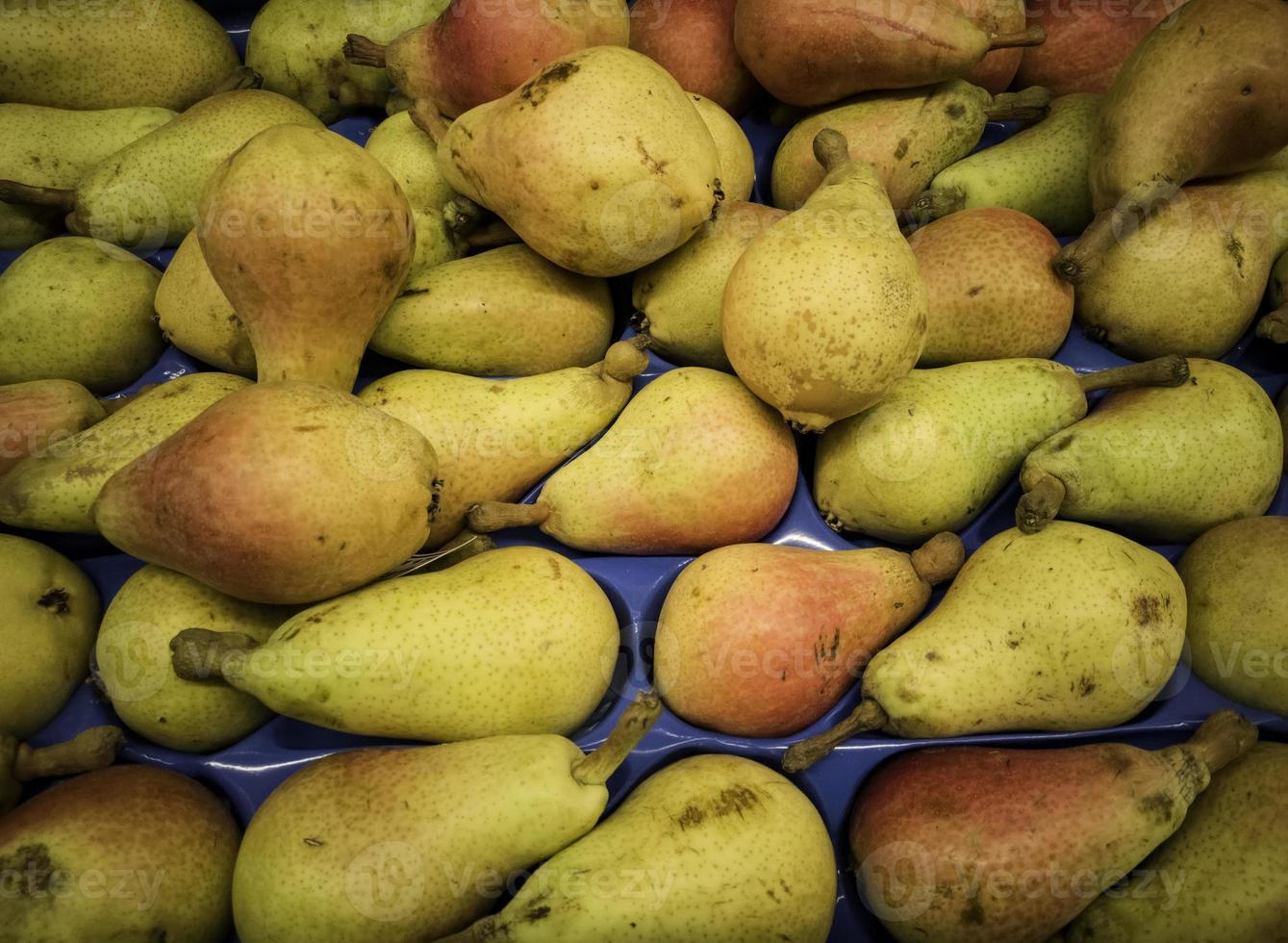 peras orgânicas em um mercado foto