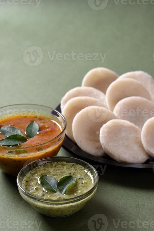 idli com sambar e chutney de coco, prato indiano comida favorita do sul da índia rava idli ou semolina à toa ou rava à toa, servida com sambar e chutney verde. foto