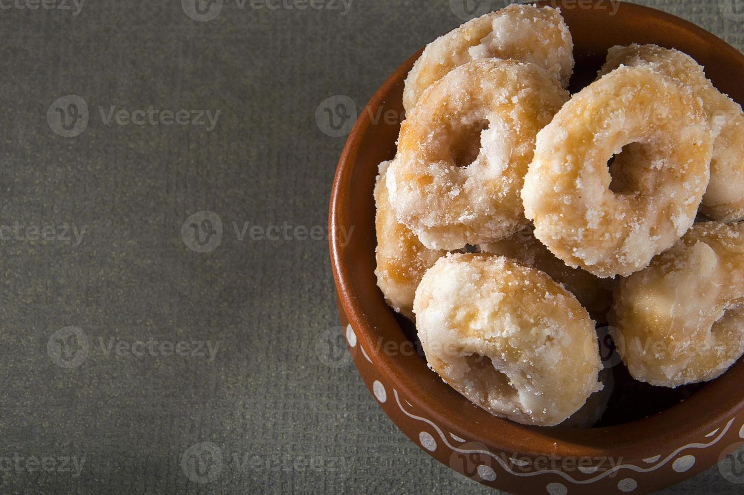 Balushahi de comida doce tradicional indiana em um fundo cinza texturizado foto