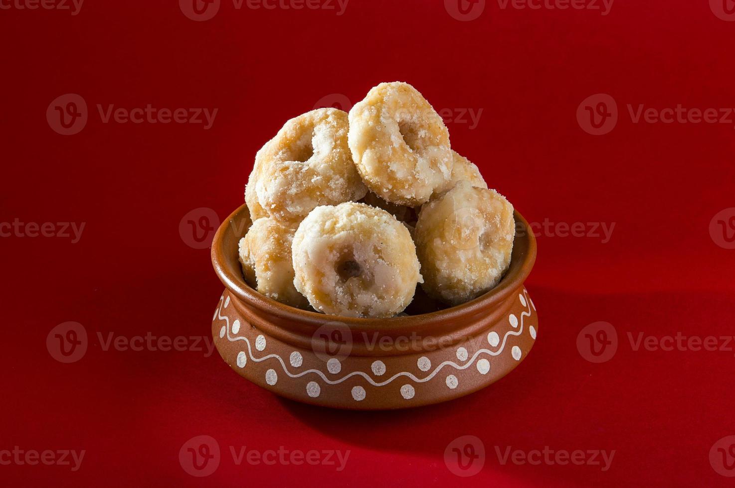 Balushahi de comida doce tradicional indiana em um fundo vermelho foto