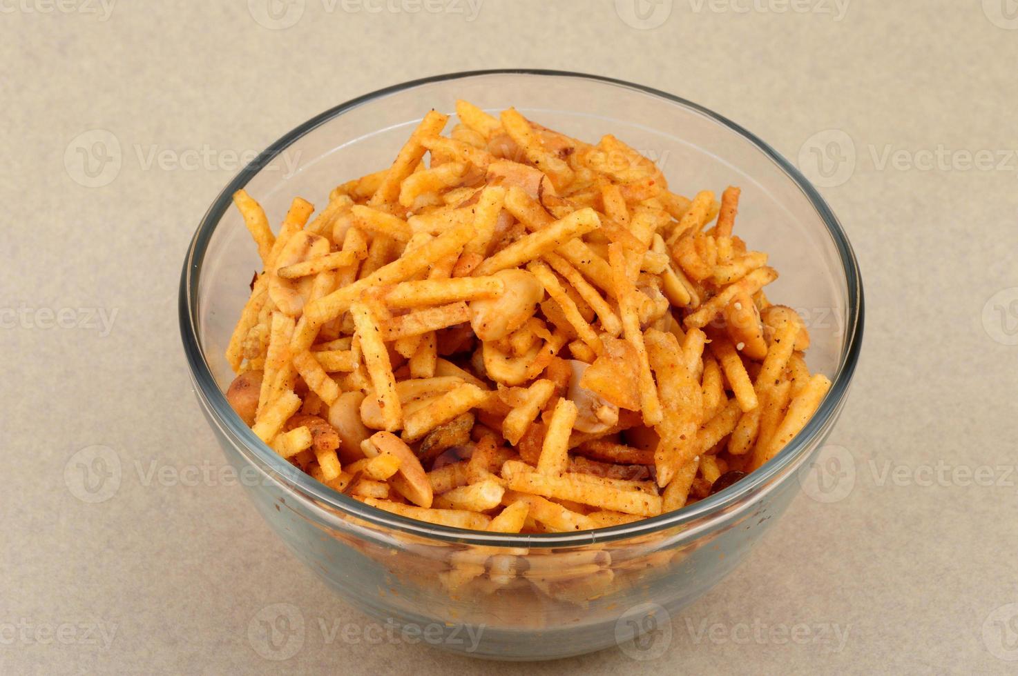 prato salgado frito - chivda ou mistura feita de grama de farinha e misturada com frutas secas. foto