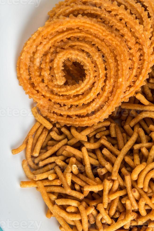 lanche indiano besan grama farinha sev e chakli, chakali ou murukku. foto