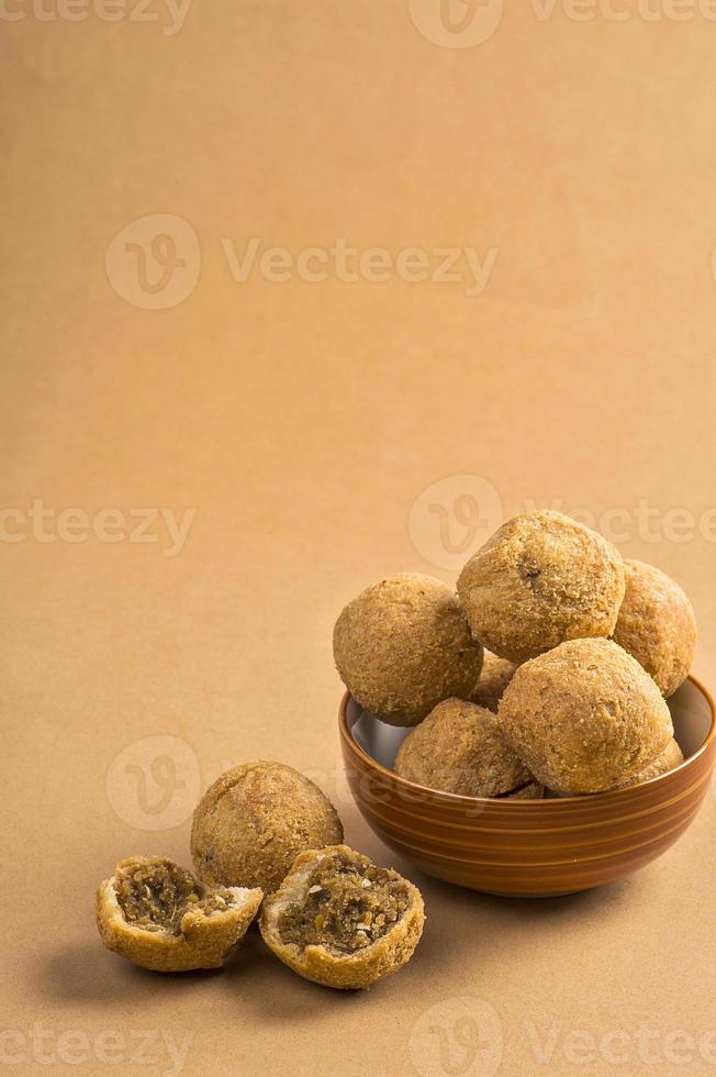 kachori ou kachauri ou kachodi ou katchuri é um lanche picante, lanches com chá e salada verde e ketchup de tomate foto