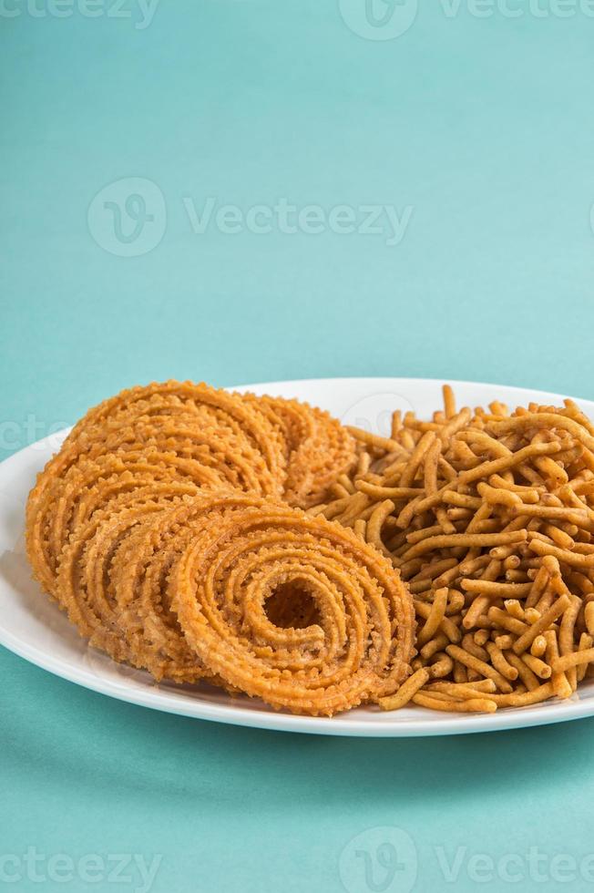 lanche indiano besan grama farinha sev e chakli, chakali ou murukku. foto