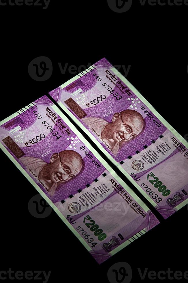 nova moeda indiana de rs.2000 em fundo preto. publicado em 9 de novembro de 2016. foto