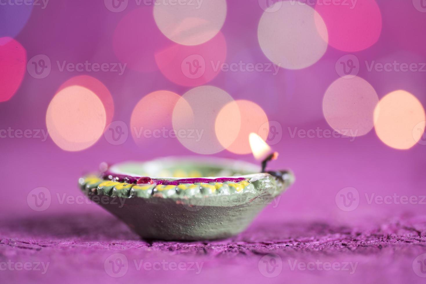 lâmpadas diya de argila acesas durante a celebração do diwali. projeto de cartão de saudações festival indiano da luz hindu chamado diwali foto