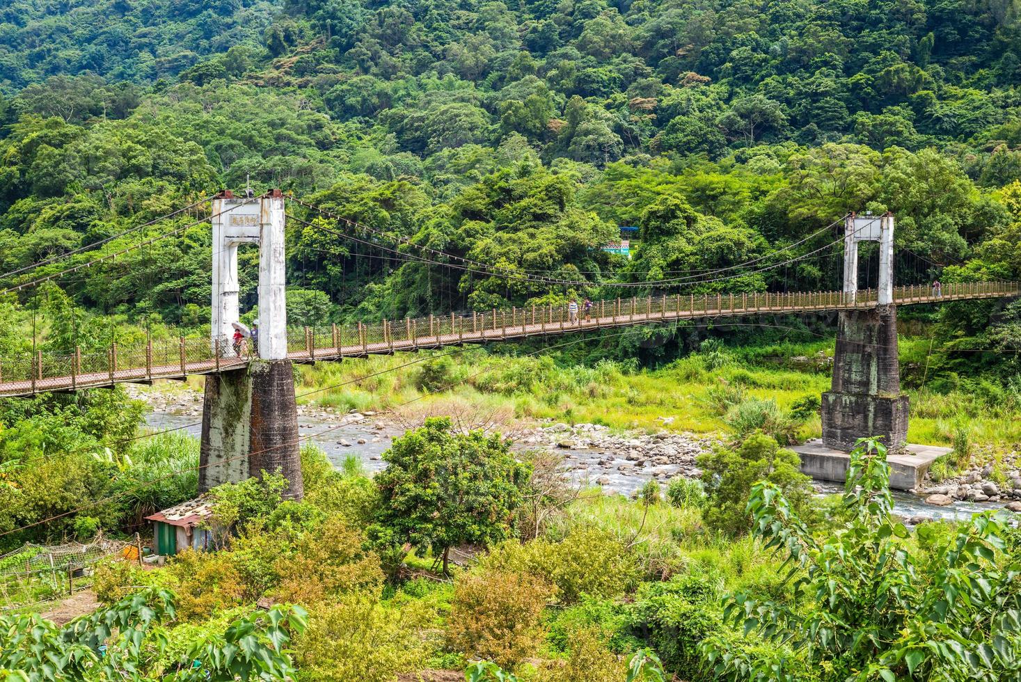ponte suspensa de neiwan no condado de hsinchu, taiwan foto