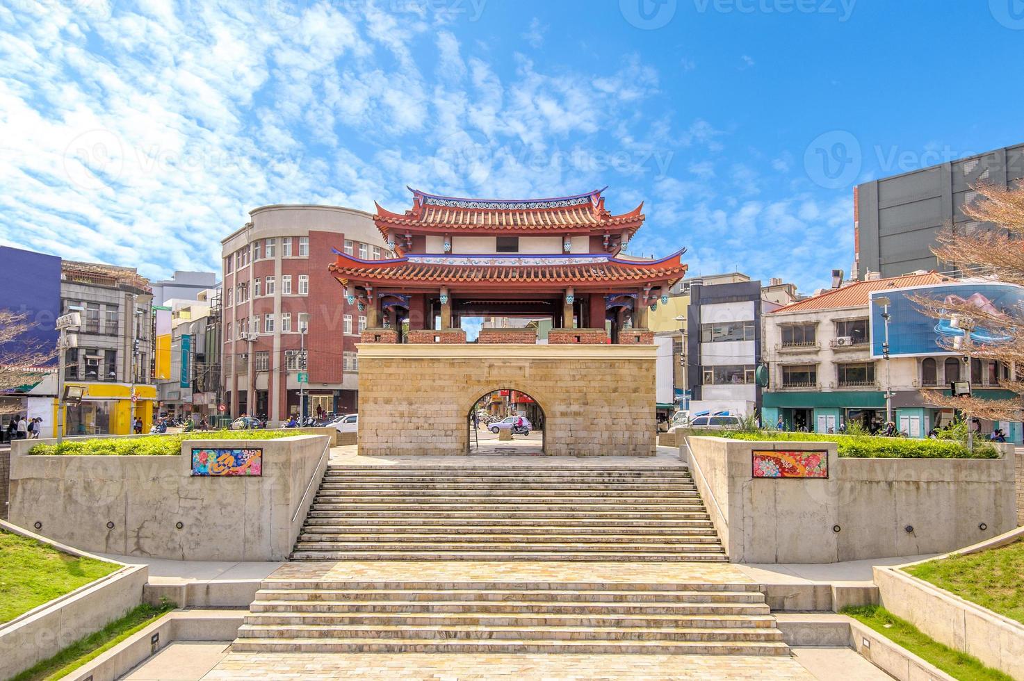 vista da fachada do portão dueng-men em hsinchu, taiwan foto