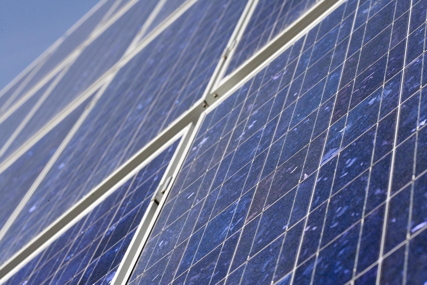 detalhe de painéis solares para energia limpa em madri, espanha foto