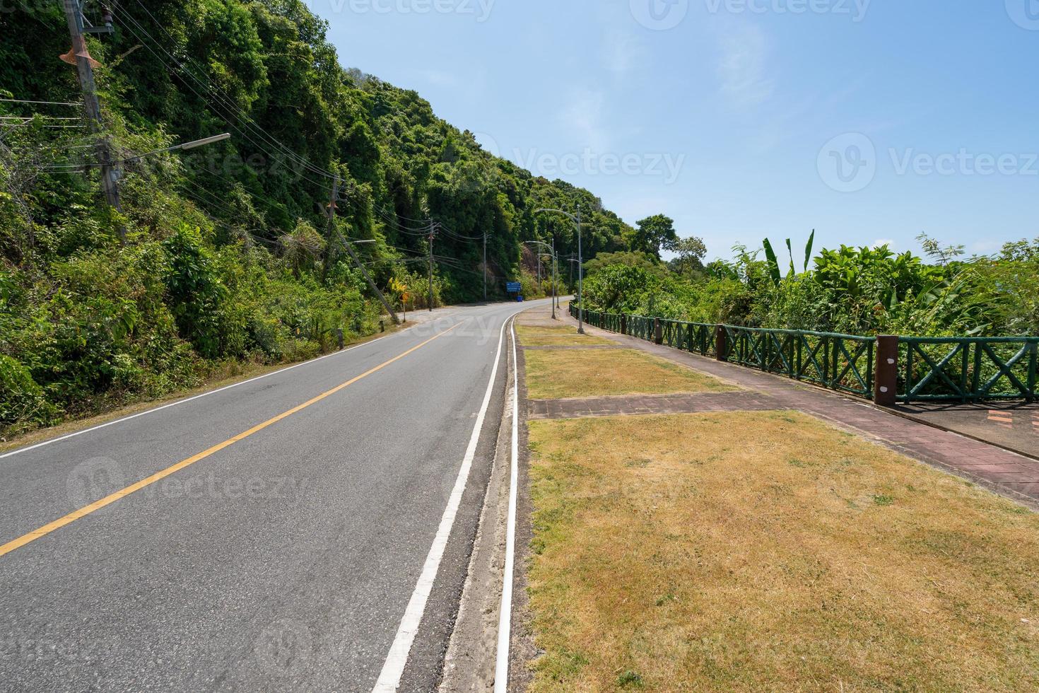 a estrada de asfalto ao redor da ilha de phuket na temporada de verão foto