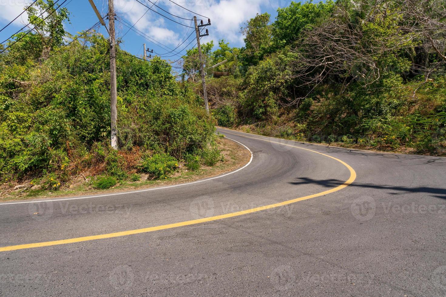 a estrada de asfalto ao redor da ilha de phuket na temporada de verão foto