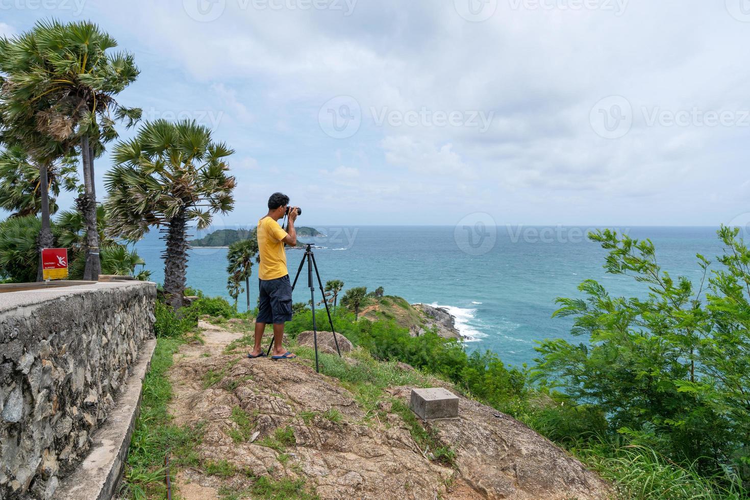 homem profissional tira uma foto de uma paisagem