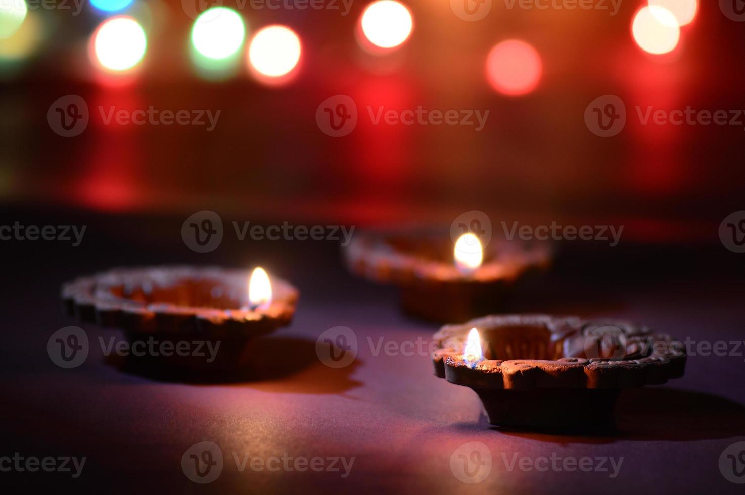 lâmpadas diya de argila acesas durante a celebração do diwali. projeto de cartão de saudações festival indiano da luz hindu chamado diwali foto