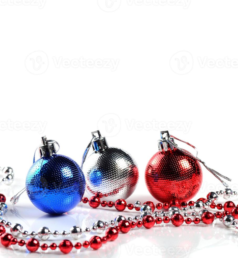 bolas de Natal com enfeites em fundo branco. foto