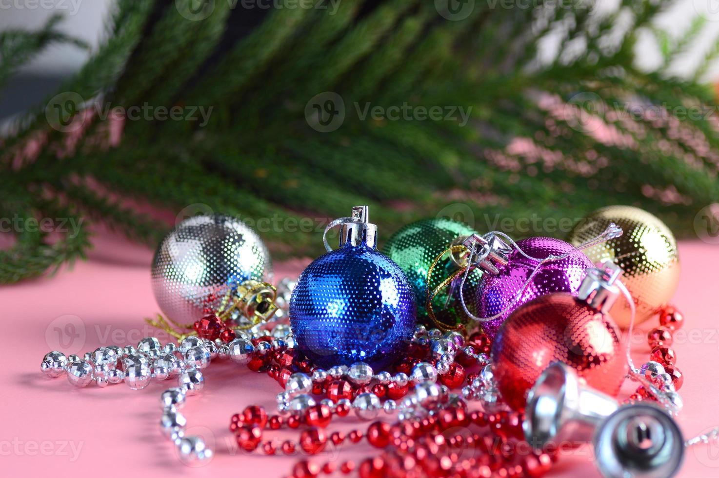 decoração de natal bola de natal e enfeites com o galho da árvore de natal foto