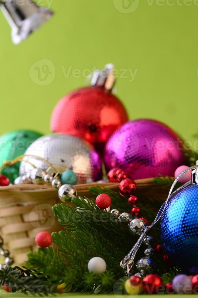 decoração de natal bola de natal e enfeites com o galho da árvore de natal foto