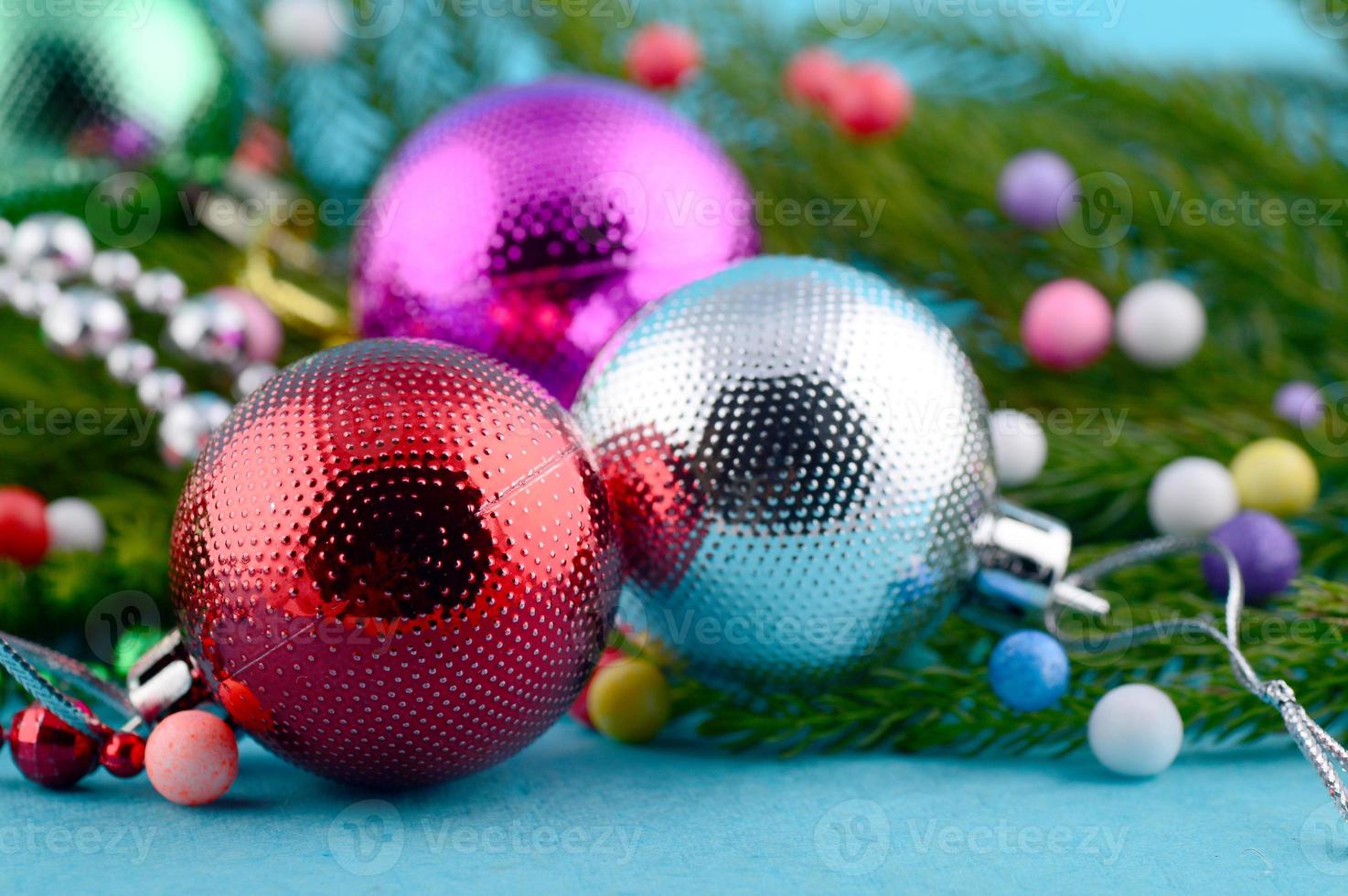 decoração de natal bola de natal e enfeites com o galho da árvore de natal foto