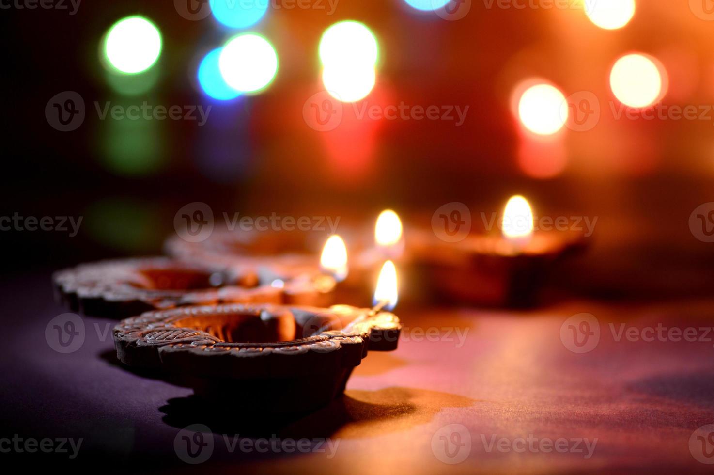 lâmpadas diya de argila acesas durante a celebração do diwali. projeto de cartão de saudações festival indiano da luz hindu chamado diwali foto