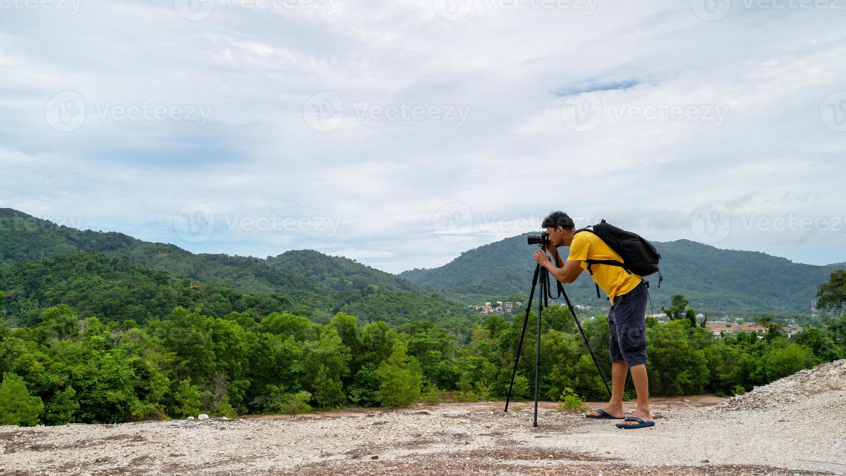 fotógrafo profissional masculino em alta montanha tira uma foto