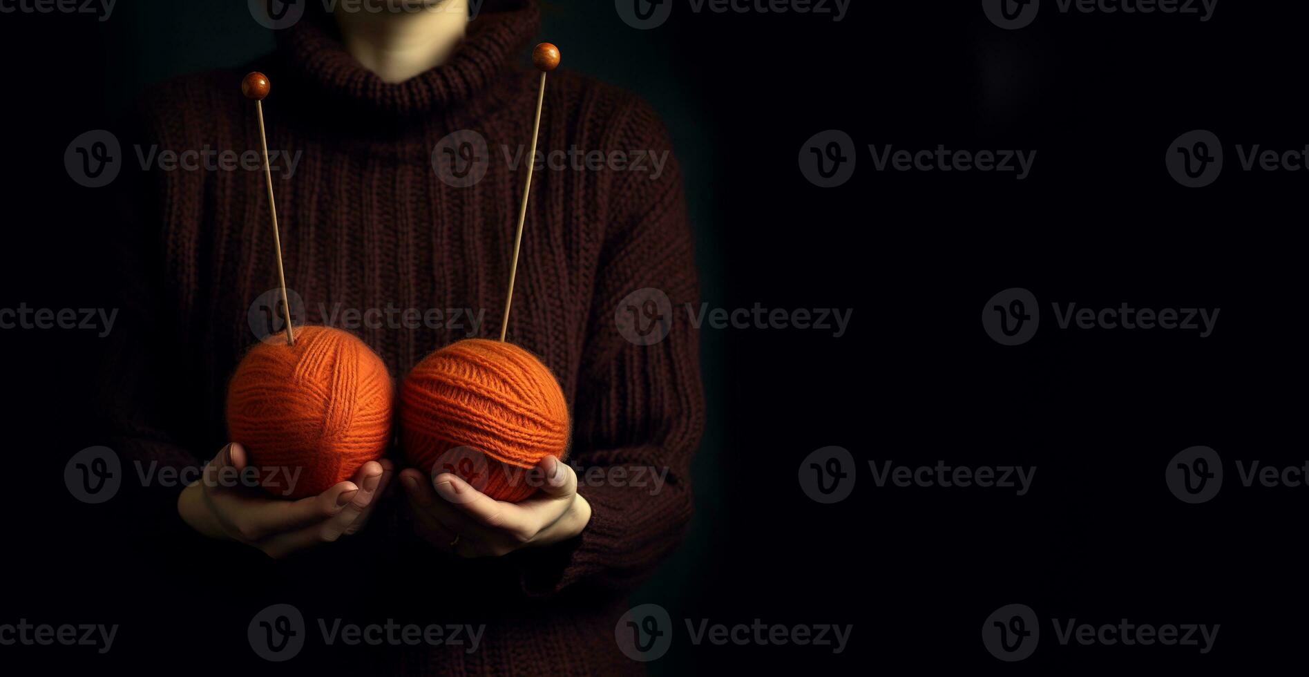 uma mulher dentro uma suéter segurando fio bolas em Preto fundo. foto