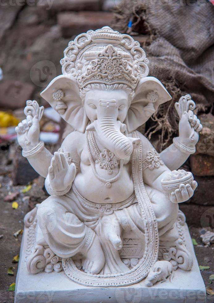 estátua do deus hindu ganesha. close-up do ídolo ganesha na oficina de um artista durante o festival ganesha. foto