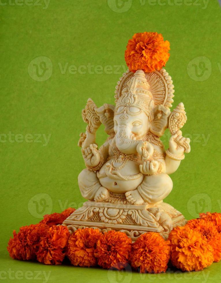 deus hindu ganesha. ídolo ganesha em fundo verde foto