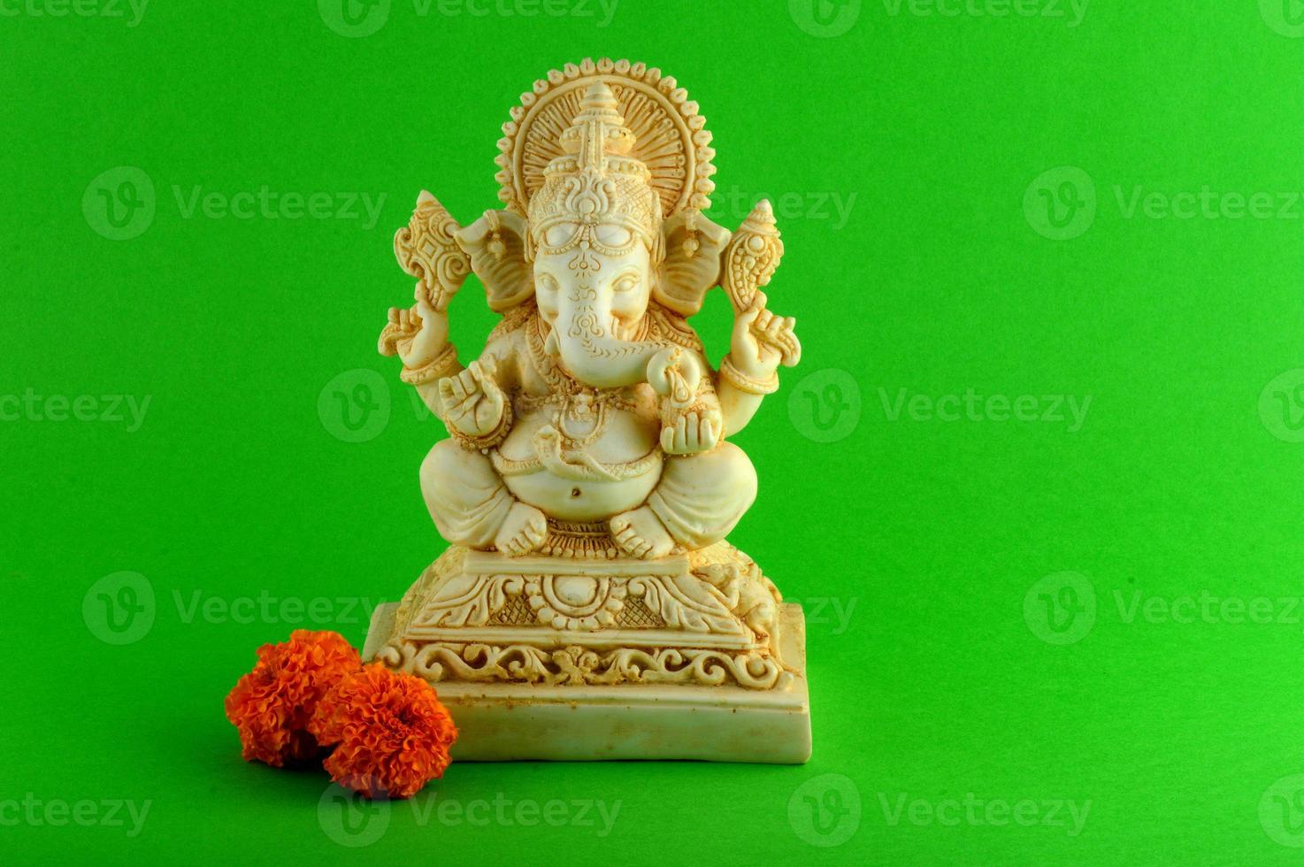 deus hindu ganesha. ídolo ganesha em fundo verde foto