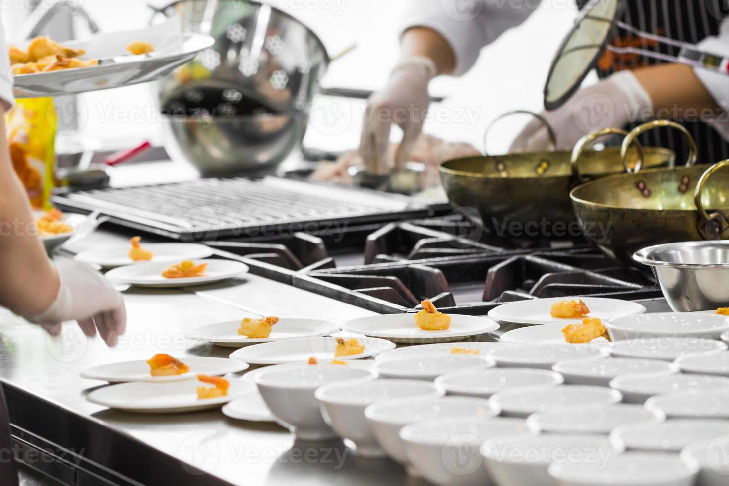 cozinhando ocupada com o chef foto