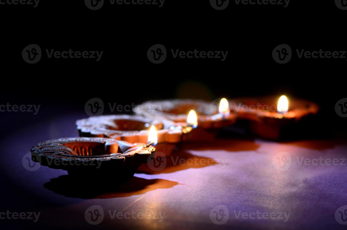 diya de argila colorida, lâmpadas de lanterna acesas durante a celebração de diwali. projeto de cartão de cumprimentos festival indiano luz hindu chamado diwali. foto