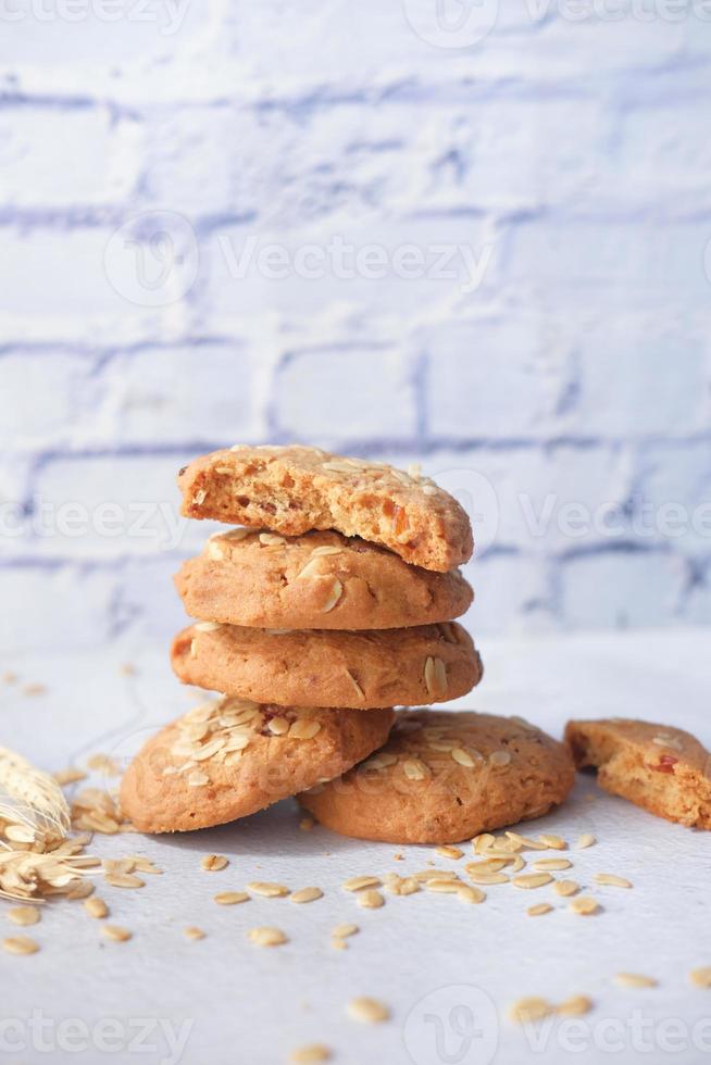 pilha de biscoitos de refeição inteira em fundo de madeira foto