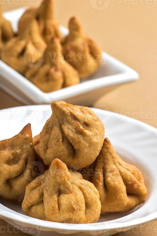 modak de comida indiana, prato doce maharashtra, doce favorito do senhor ganesha, design de cartão de felicitações. foto