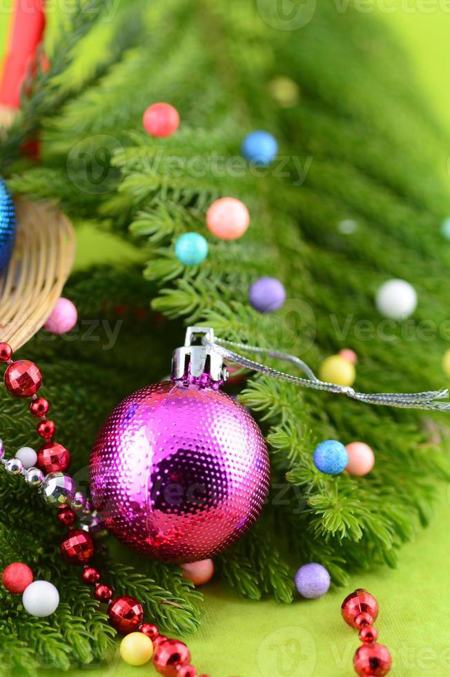 decoração de natal bola de natal e enfeites com o galho da árvore de natal foto