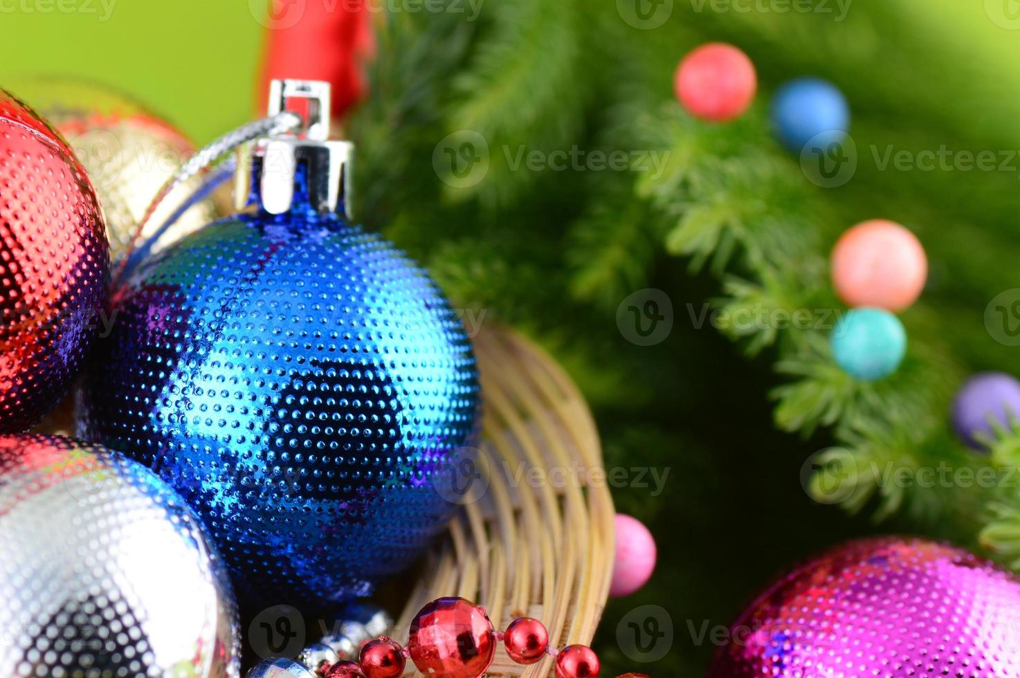 decoração de natal bola de natal e enfeites com o galho da árvore de natal foto