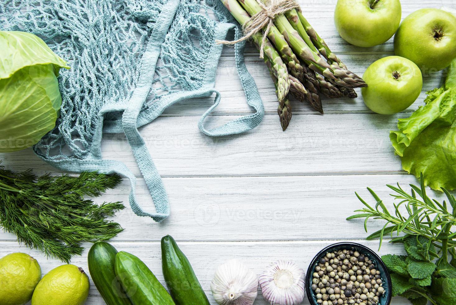 legumes e frutas frescas com um saco de barbante foto