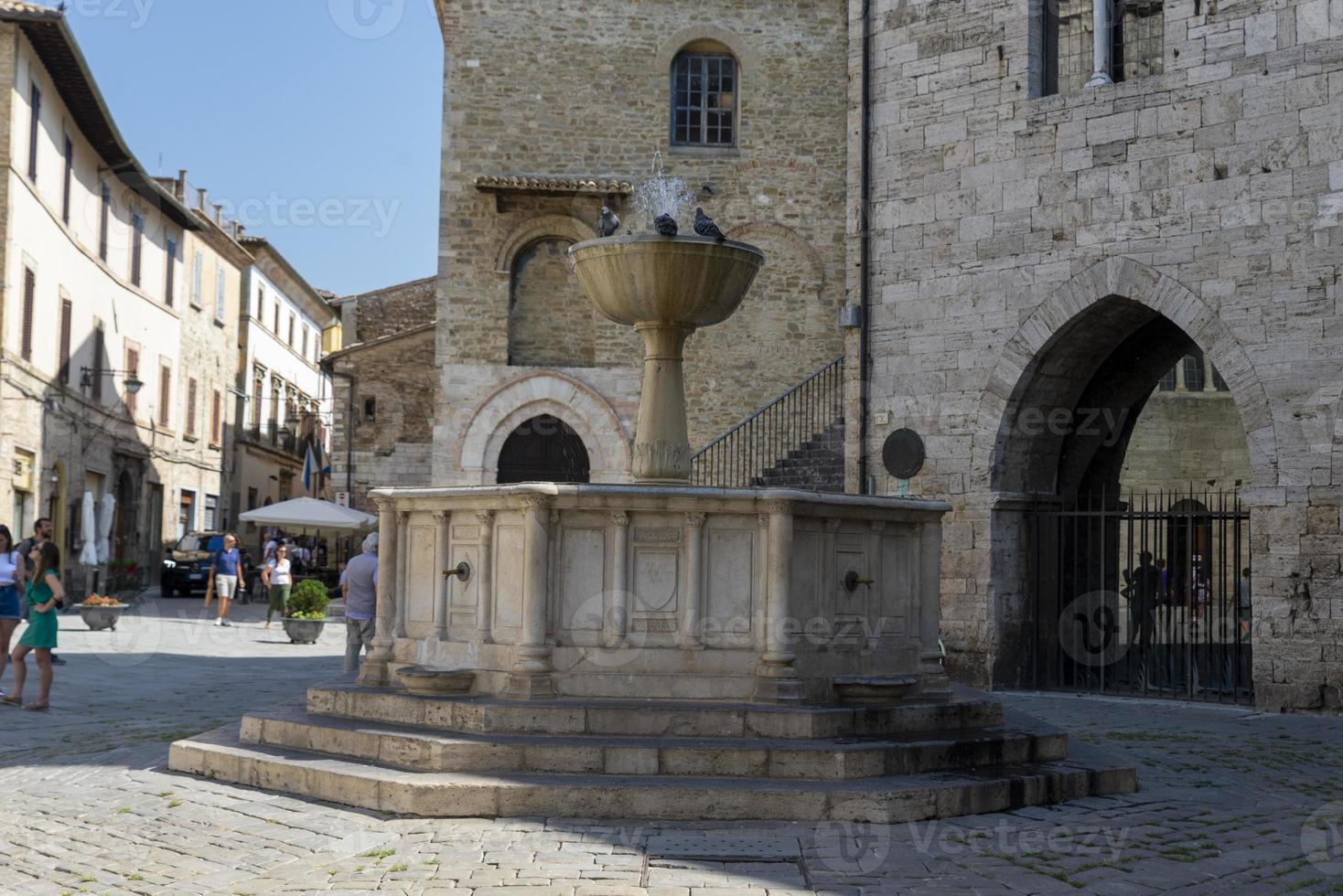 fonte da igreja de san silvestro na cidade de bolonha foto