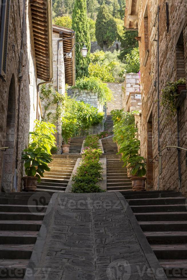 arquitetura de ruas e edifícios na cidade de gubbio foto