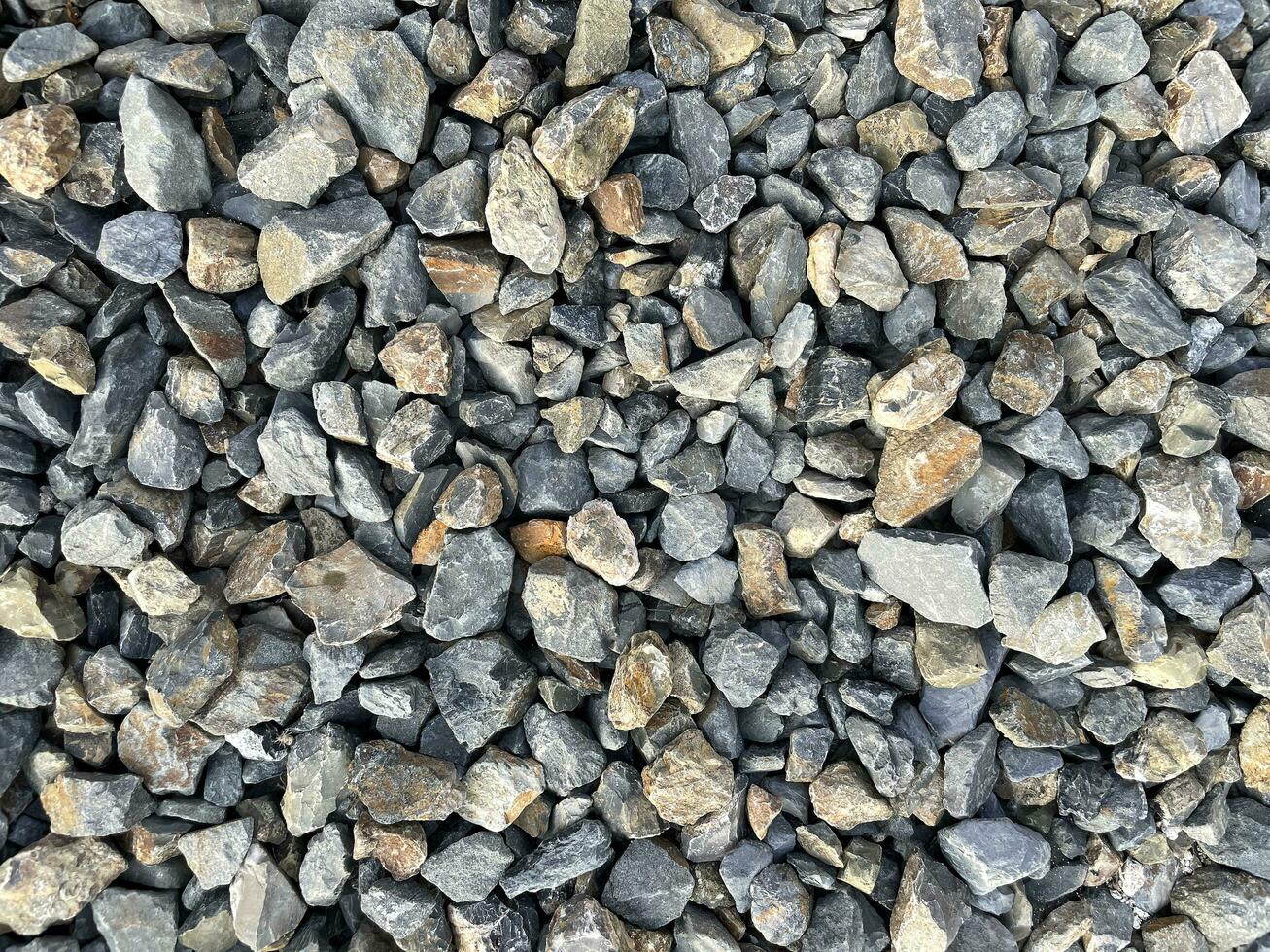pedras em a mar praia, Rocha textura, mineral estrada fundo, vários pedrinhas cascalho papel de parede foto