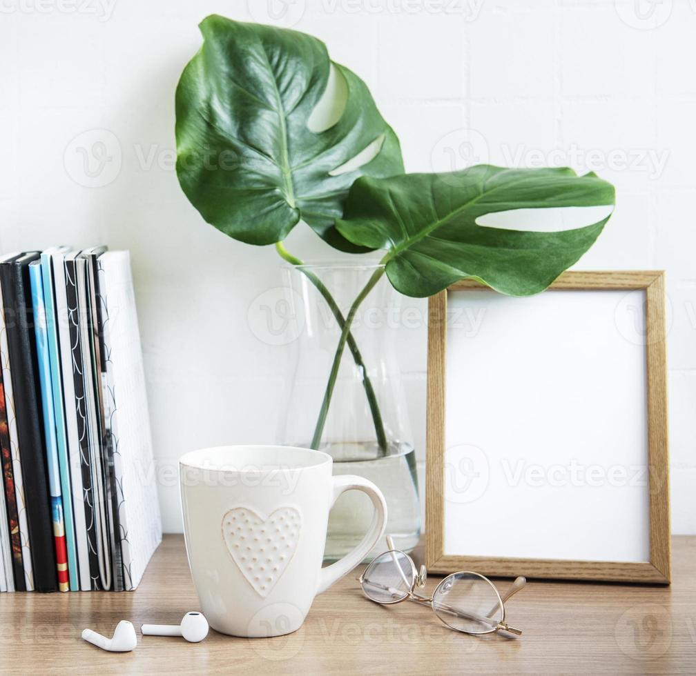 mesa de escritório com pilha de blocos de notas foto