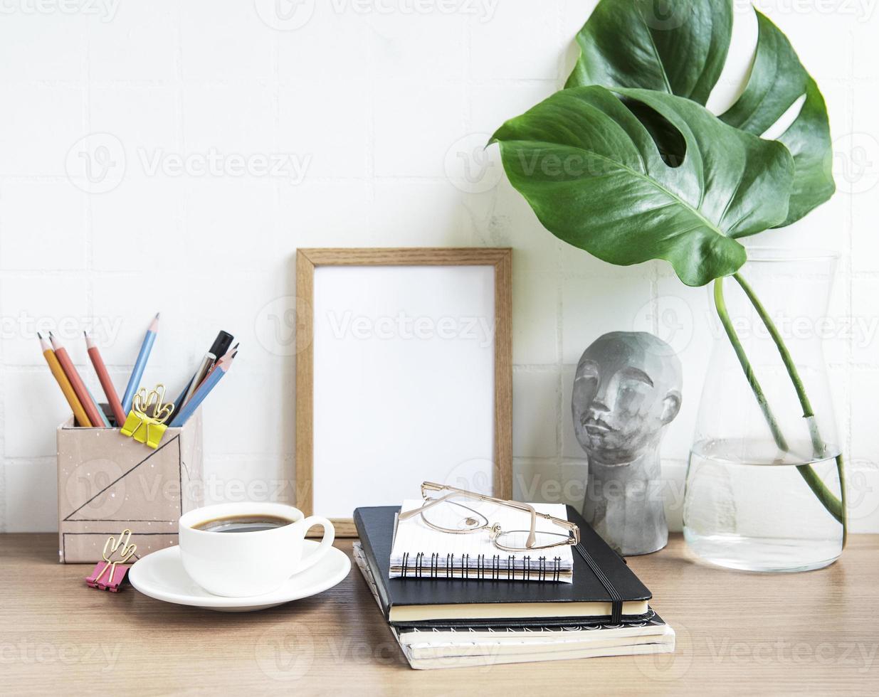 mesa de escrivaninha de escritório com notebooks foto