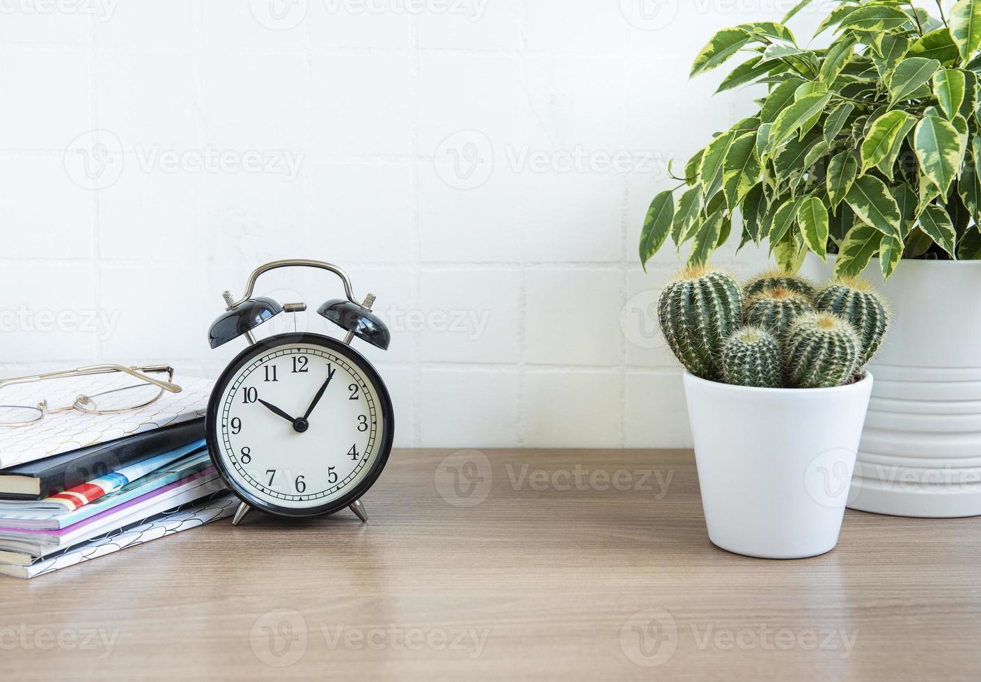 mesa de escritório com pilha de blocos de notas foto