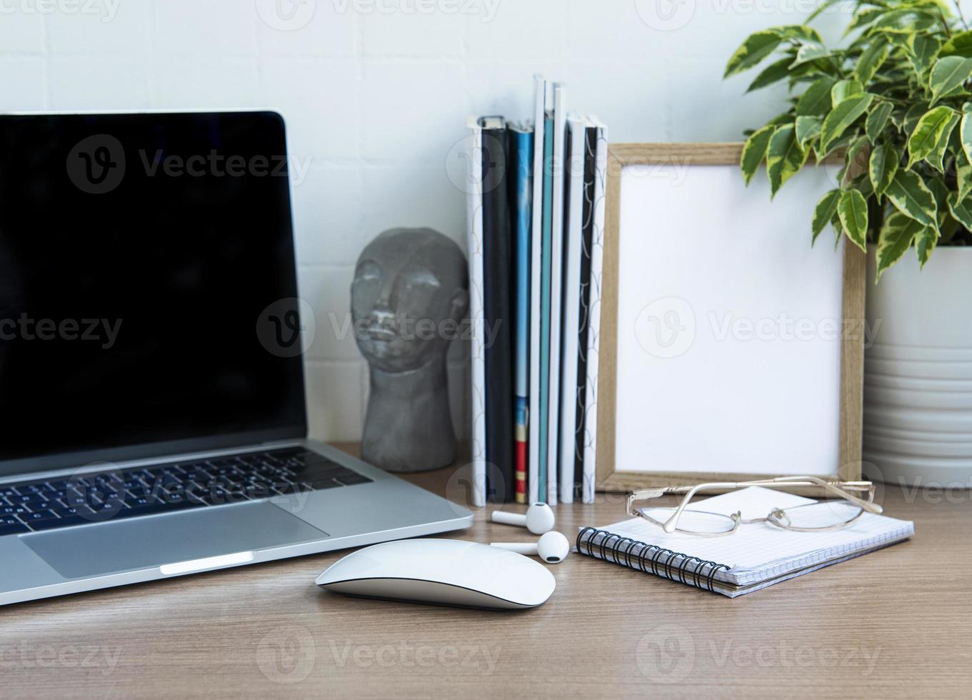 laptop com material de escritório em cima da mesa. foto