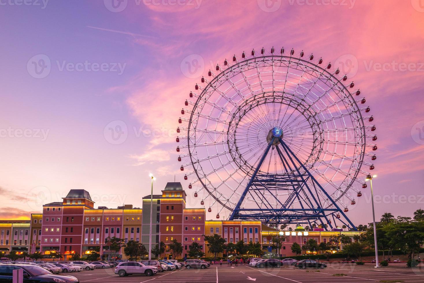 parque temático com roda gigante em taichung ao entardecer, taiwan foto