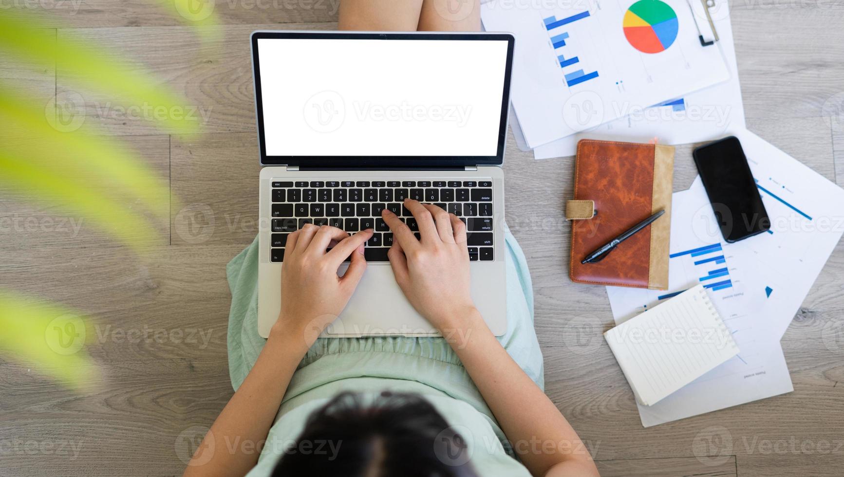 jovem asiática trabalhando online em casa foto