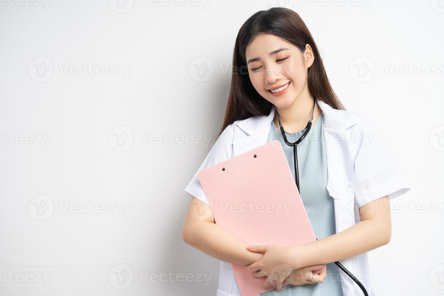 retrato de médica segurando o documento na mão foto