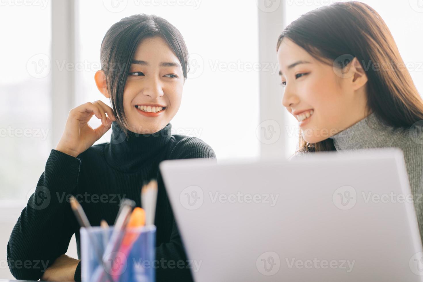 as duas empresárias estão discutindo o trabalho foto