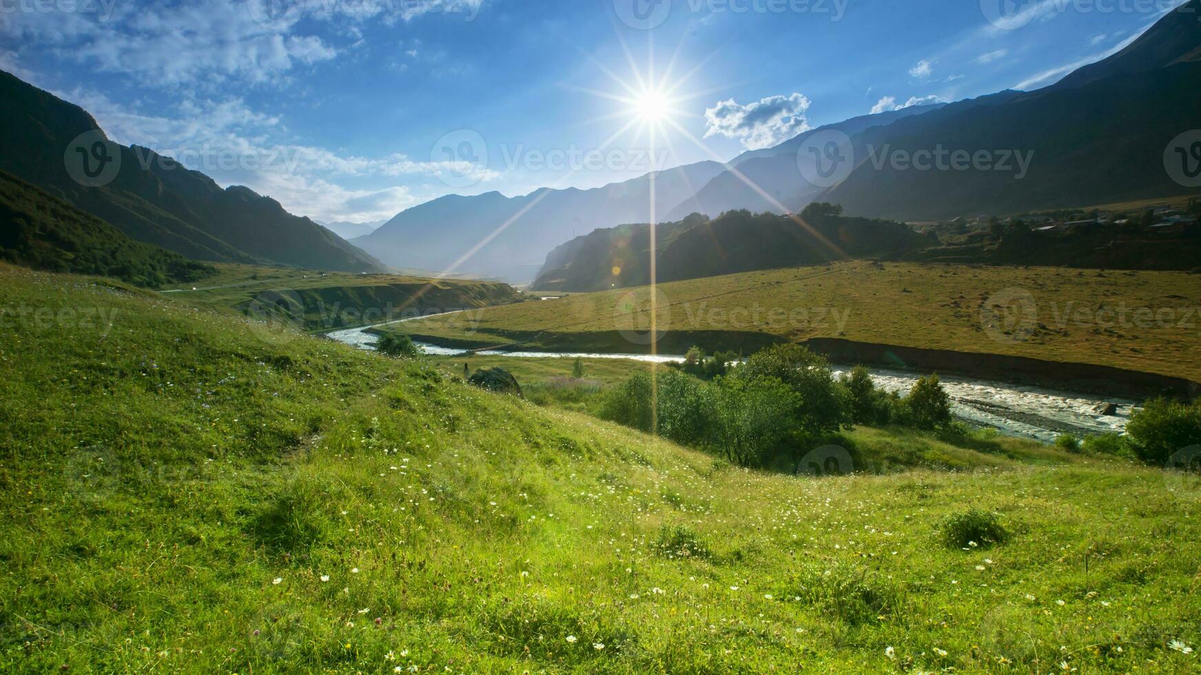 lindo Visão do a montanhas iluminado de a Sol dentro verão. Geórgia, Europa. Cáucaso montanhas. foto