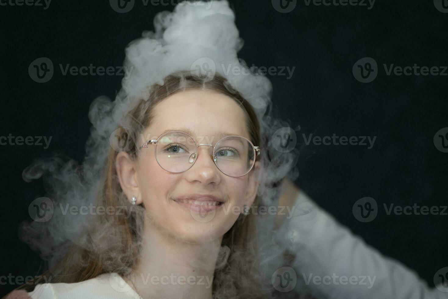 a criança é uma participante dentro científico experimentos. menina dentro líquido azoto fumaça. foto