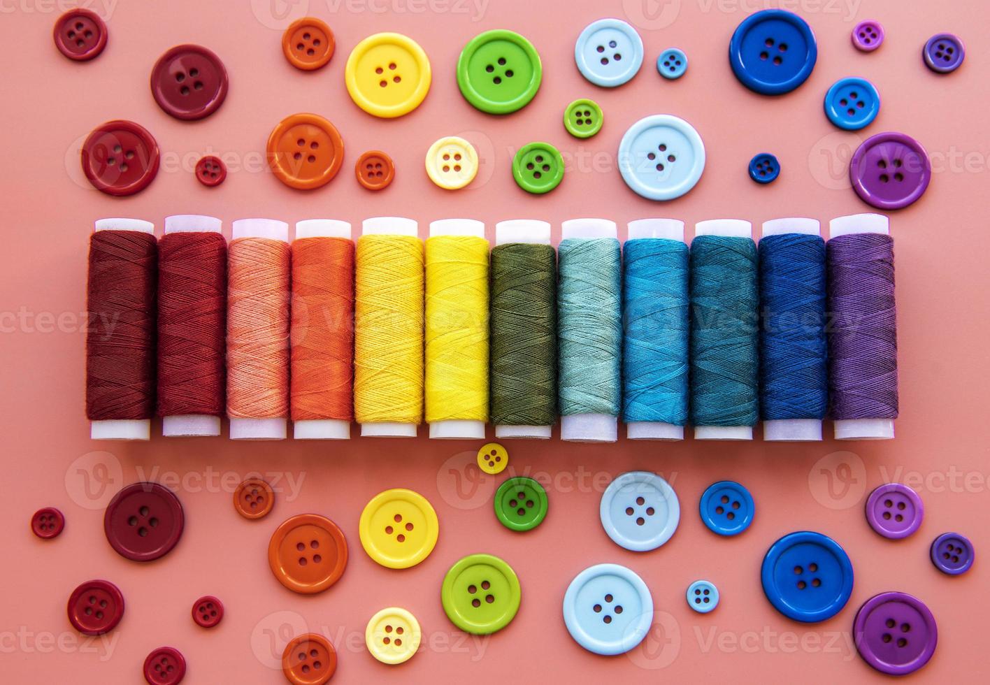 carretéis de linha e botões nas cores do arco-íris foto