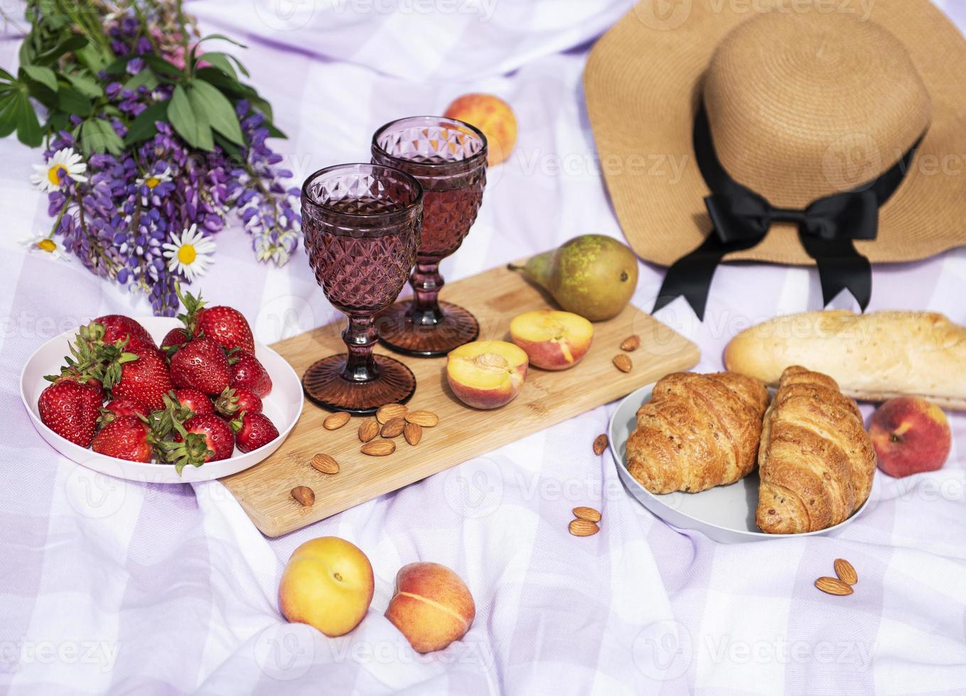 cena de piquenique romântico no dia de verão foto