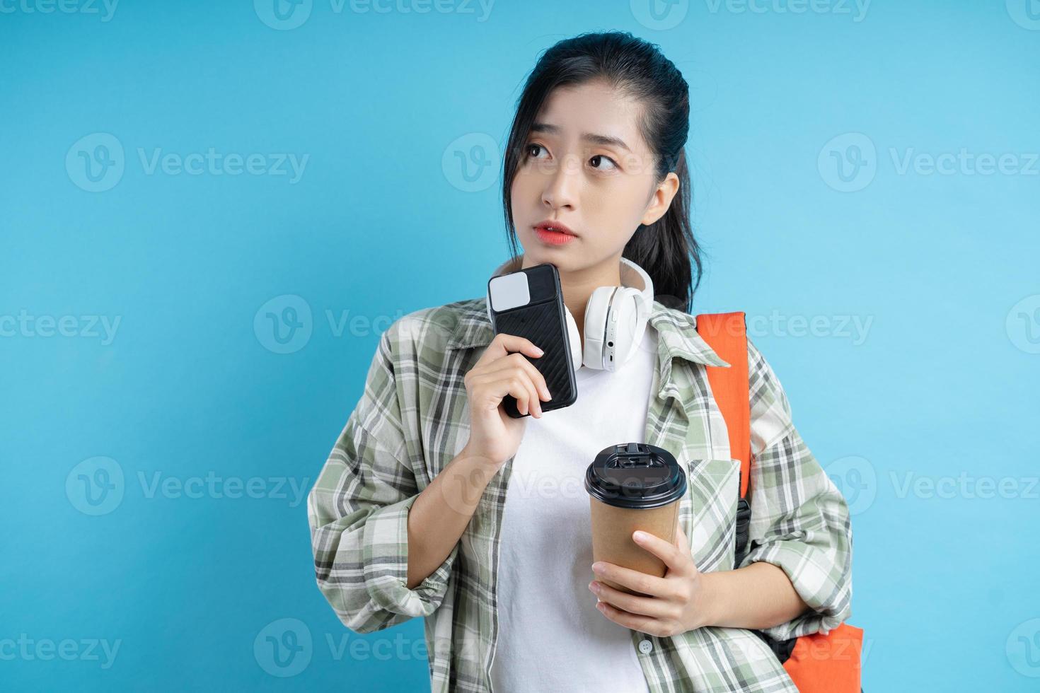 retrato de estudante asiático em fundo azul foto